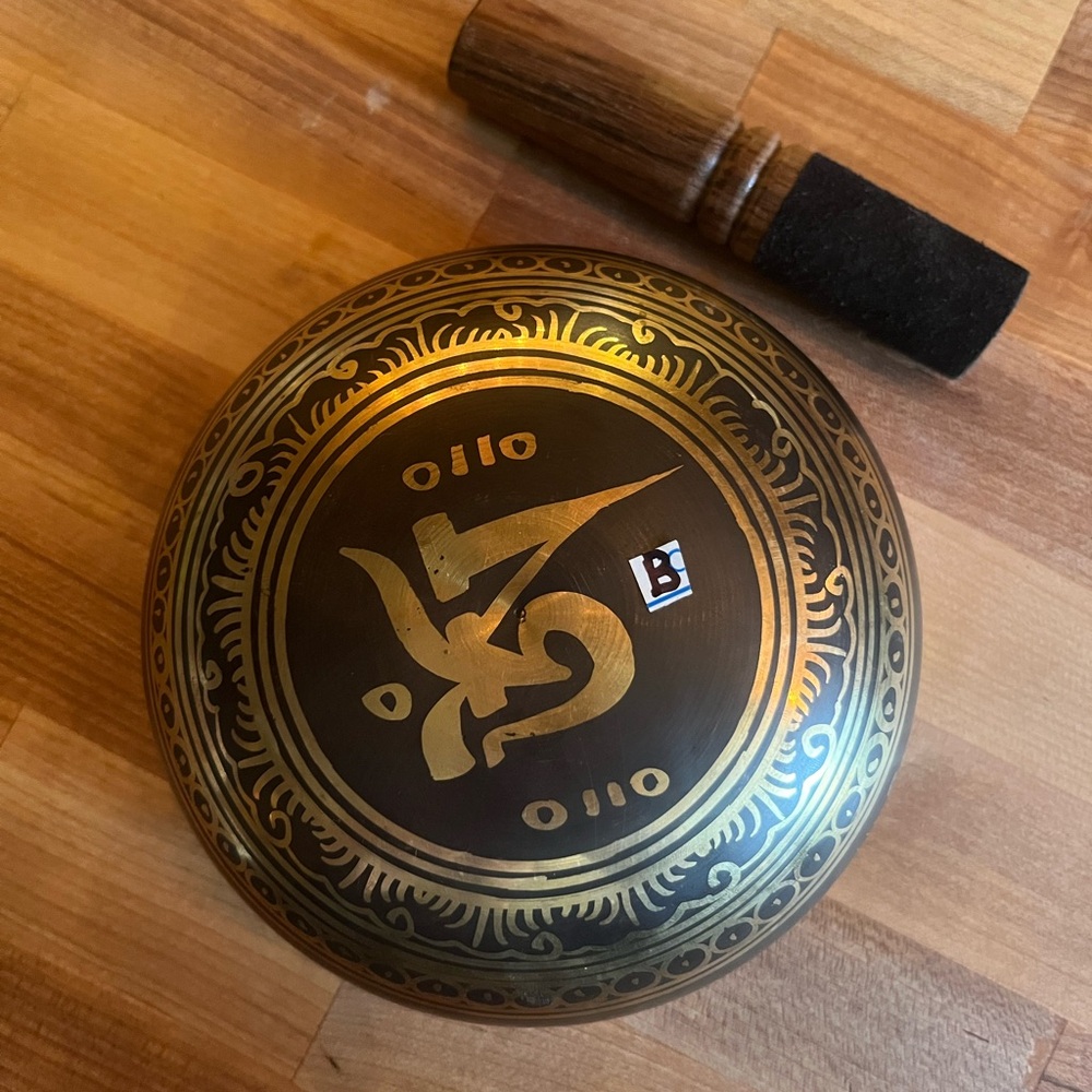 Tibet Sahasrara Singing Bowl Crown Chakra B Note Singing Bowl with Mallet - Picture 6 of 11